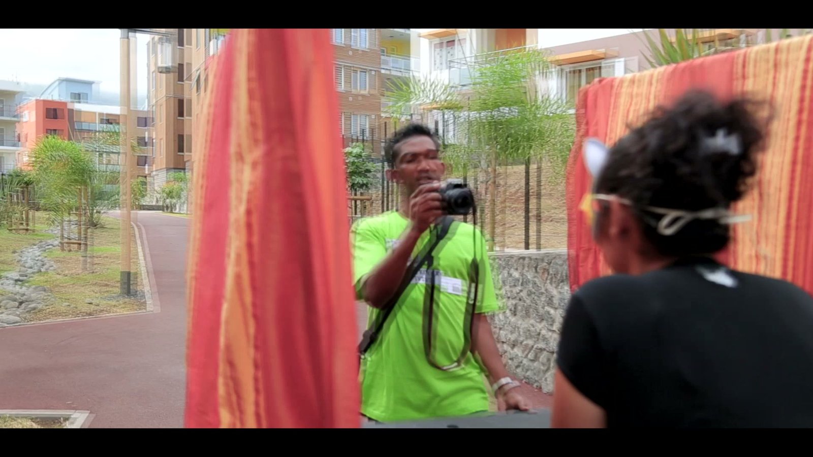 Tournage du clip Sharét la vi en cité, caméraman entre les rideaux orange